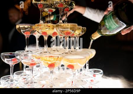 Verres de champagne dans une tour lors de la fête de mariage. Verre de champagne pyramide. Pyramide de verres de vin, champagne, tour de champagne. Weddin Banque D'Images