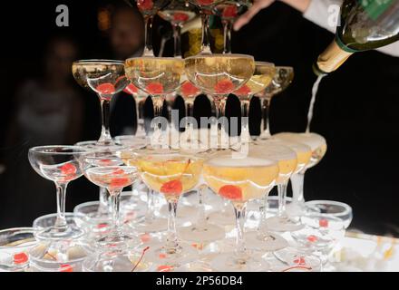Verres de champagne dans une tour lors de la fête de mariage. Verre de champagne pyramide. Pyramide de verres de vin, champagne, tour de champagne. Weddin Banque D'Images