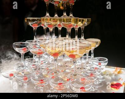 Verres de champagne dans une tour lors de la fête de mariage. Verre de champagne pyramide. Pyramide de verres de vin, champagne, tour de champagne. Weddin Banque D'Images