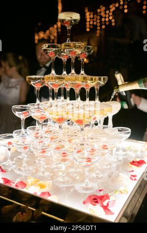 Verres de champagne dans une tour lors de la fête de mariage. Verre de champagne pyramide. Pyramide de verres de vin, champagne, tour de champagne. Weddin Banque D'Images