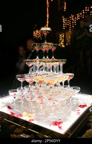 Verres de champagne dans une tour lors de la fête de mariage. Verre de champagne pyramide. Pyramide de verres de vin, champagne, tour de champagne. Weddin Banque D'Images