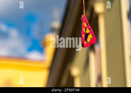 Décoration de rue suspendue tricotée en fils colorés Banque D'Images