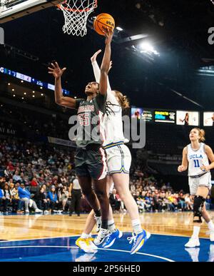 LasVegas, Nevada, États-Unis. 05th mars 2023. A. le centre de l'État de Washington Bella Murekatete (55) se dirige vers le panier lors du championnat NCAA Women's Basketball Pac -12 Tournament Championship entre les Bruins UCLA et les Cougars de l'État de Washington. Washington State a battu UCLA 65-61at Mandalay Bay Michelob Arena Las Vegas, NV. Thurman James /CSM/Alamy Live News Banque D'Images