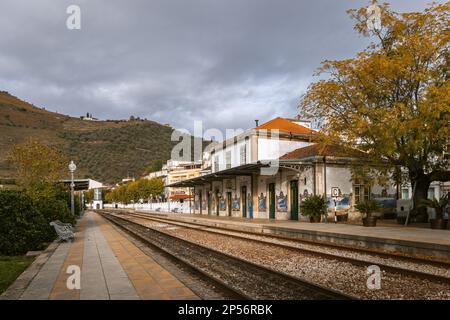 Gare de Pinhao : un charme vintage au milieu du paysage magnifique de la vallée du Douro Banque D'Images