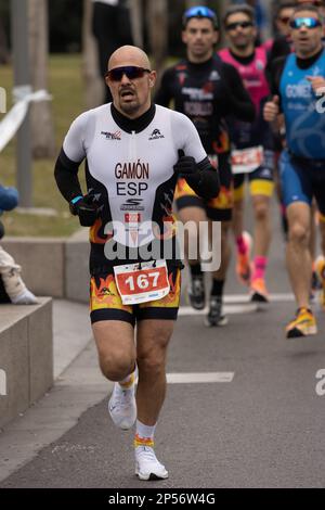 Course populaire de biathlon dans les rues de Madrid où les athlètes courent à pied et à vélo Banque D'Images