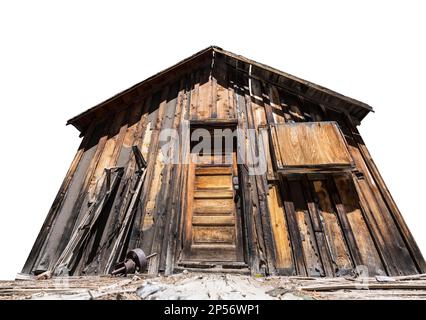 Vue sur la cabine d'exploitation minière abandonnée sur les terres de la forêt nationale dans les montagnes de la Sierra Nevada de Californie. Isolé sur blanc. Banque D'Images