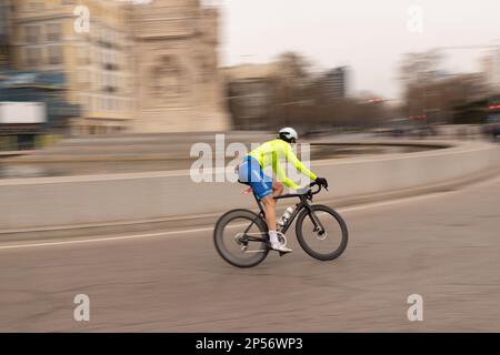 Course populaire de biathlon dans les rues de Madrid où les athlètes courent à pied et à vélo Banque D'Images