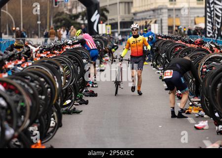 Course populaire de biathlon dans les rues de Madrid où les athlètes courent à pied et à vélo Banque D'Images