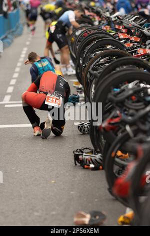 Course populaire de biathlon dans les rues de Madrid où les athlètes courent à pied et à vélo Banque D'Images