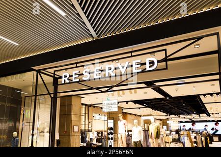 Sibiu, Roumanie - Mai, 2 2022: Avant de magasin réservé dans le centre commercial de Promenada, l'un des plus grands centres commerciaux de Sibiu Banque D'Images