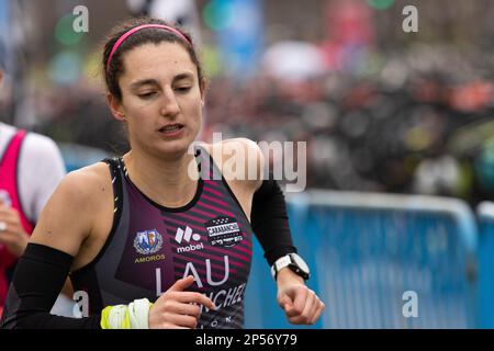 Course populaire de biathlon dans les rues de Madrid où les athlètes courent à pied et à vélo Banque D'Images