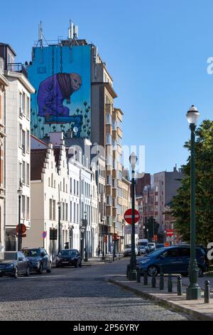 Bruxelles, Belgique - 03 juillet 2019 : le quai au Bois de Construction avec ses maisons en pignon étagées surplombées par une murale de Bozko. Banque D'Images