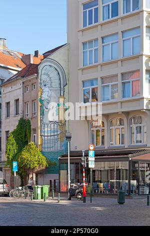 Bruxelles, Belgique - 03 juillet 2019 : le mur du cubitus est situé rue de Flandre. Le mur illustre le remplacement du Manneken-Pis par un cubitus. Banque D'Images