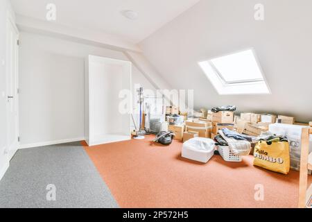 Amsterdam, pays-Bas - 10 avril 2021 : une chambre avec beaucoup de choses sur le sol et une porte ouverte menant à une autre pièce qui a été utilisée pour le stockage Banque D'Images