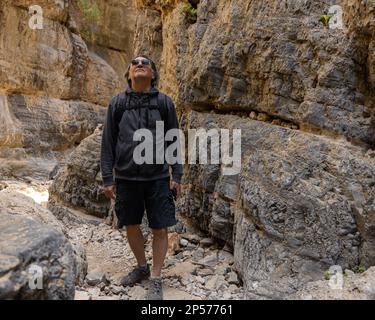 Un homme se tient dans une gorge de montagne et regarde les rochers, la Grèce, la Crète, la Samarie Banque D'Images