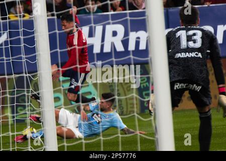 Pampelune, Espagne. 6th mars 2023. Sports. Football. Chimy Avila (9. CA Osasuna), Unaï Nuñez (4. RC Celta) et Ivan Villar (13. RC Celta) lors du match de football de la Liga Santander entre CA Osasuna et RC Celta joué au stade El Sadar à Pampelune (Espagne) sur 6 mars 2023. Crédit: Iñigo Alzugaray/Alamy Live News Banque D'Images