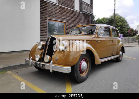 Pleyber Christ, France - 02 mai 2022 : l'Artois d'Hotchkiss est une voiture de luxe produite entre 1948 et 1950 par le constructeur automobile français Hotchk Banque D'Images