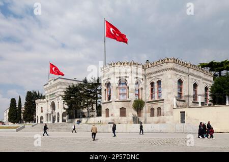 Istanbul, Turquie - 09 mai 2019 : porte d'entrée principale de l'Université d'Istanbul sur la place Beyazıt. Banque D'Images