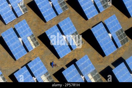 Almeria plate-forme solaire dans le désert de Tabernas.CIEMAT Solar Complex.Solar four. Ces miroirs suivent automatiquement le mouvement du soleil et réfléchissent moi Banque D'Images