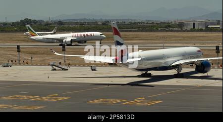 Le Cap, Afrique du Sud. 2023. Atterrissage en avion de passagers sur la piste principale à l'aéroport international du CPT. Banque D'Images