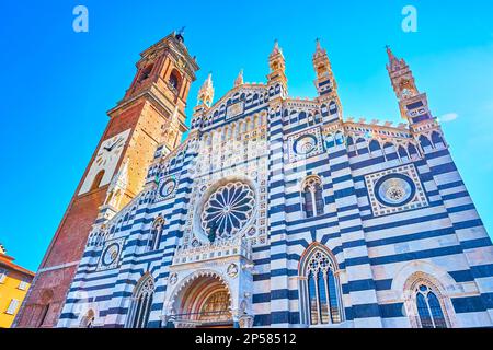 La façade rayée du Duomo de Monza est décorée de marbre, Monza, Italie Banque D'Images