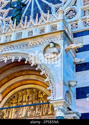 Des figures sculptées en marbre sur le portique et la façade du Dôme de Monza, en Italie Banque D'Images