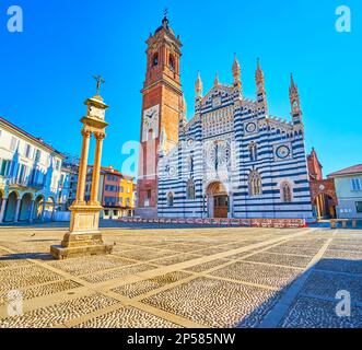 Piazza Duomo avec façade rayée de la cathédrale de Monza, Monza, Italie Banque D'Images