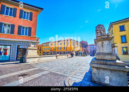 MONZA, ITALIE - 11 AVRIL 2022 : le pont des Lions sur le fleuve Lambro avec quatre sculptures de lions, situé dans le centre historique, sur 11 avril à Monza, Banque D'Images