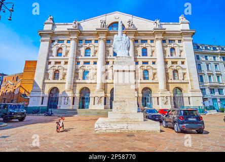 MILAN, ITALIE - 11 AVRIL 2022: La sculpture moderne de scandale du geste du majeur par Maurizio Cattelan sur la Piazza Affari, sur 11 avril in Banque D'Images