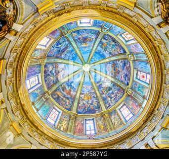 MILAN, ITALIE - 11 AVRIL 2022 : l'immense dôme du temple de Saint-Sébastien, décoré de fresques, sur 11 avril à Milan, Italie Banque D'Images