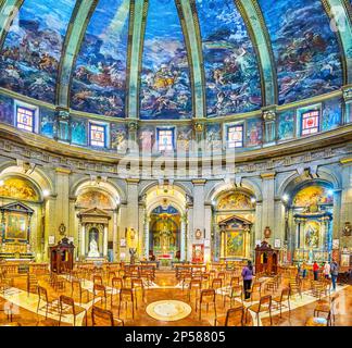 MILAN, ITALIE - 11 AVRIL 2022 : Panorama de la salle de prière en forme cylindrique du Temple de San Sebastiano avec de grandes fresques, sur 11 avril à Milan, I Banque D'Images