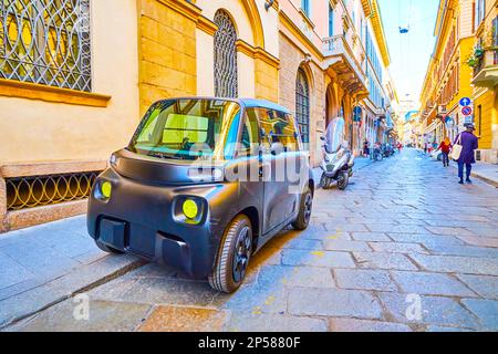 La voiture électrique compacte (EV) Citroën ami sur la rue dans le quartier Brera à Milan, Italie Banque D'Images