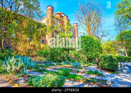 Panorama du magnifique jardin botanique ancien de Brera avec des arbres verdoyants et des lits de jardin, y compris de nombreuses espèces de plantes différentes, Milan, Italie Banque D'Images