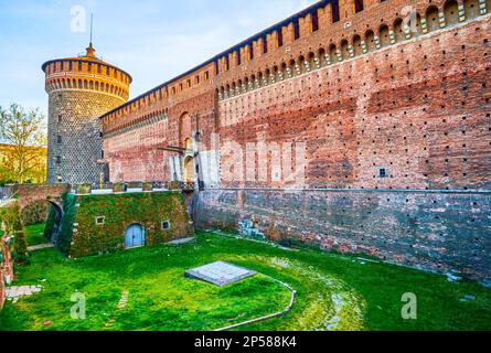 Tour Torre del Carmine et la profonde lande du Castello Sforzesco (château de Sforza) à Milan, Italie Banque D'Images