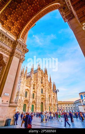 MILAN, ITALIE - 11 AVRIL 2022: La vue sur le Duomo di Milano par le portail d'entrée principal de la galerie Vittorio Emanuele II, sur 11 avril à Milan, I Banque D'Images