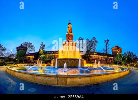La nuit vue panoramique sur la fontaine et le Castello Sforzesco à Milan, Italie Banque D'Images