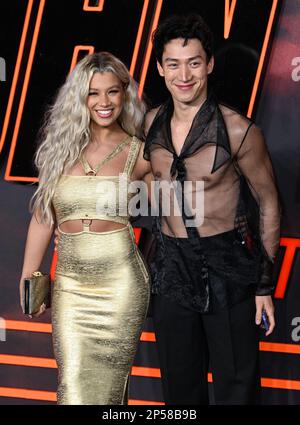 6 mars 2023, Londres, Royaume-Uni. Molly Rainford et Carlos Gu arrivent à la première de John Wick Chapter 4 UK, Cineworld Leicester Square, Londres. Crédit : Doug Peters/EMPICS/Alamy Live News Banque D'Images