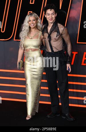 6 mars 2023, Londres, Royaume-Uni. Molly Rainford et Carlos Gu arrivent à la première de John Wick Chapter 4 UK, Cineworld Leicester Square, Londres. Crédit : Doug Peters/EMPICS/Alamy Live News Banque D'Images