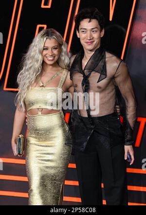 6 mars 2023, Londres, Royaume-Uni. Molly Rainford et Carlos Gu arrivent à la première de John Wick Chapter 4 UK, Cineworld Leicester Square, Londres. Crédit : Doug Peters/EMPICS/Alamy Live News Banque D'Images