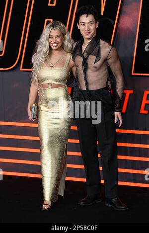 6 mars 2023, Londres, Royaume-Uni. Molly Rainford et Carlos Gu arrivent à la première de John Wick Chapter 4 UK, Cineworld Leicester Square, Londres. Crédit : Doug Peters/EMPICS/Alamy Live News Banque D'Images