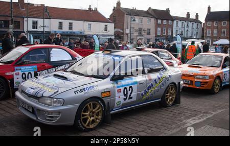 Voitures concurrentes au Reed Group East Riding stages Rally at START, Beverley’Saturday Market, le dimanche 26 février Banque D'Images