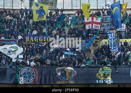 Milan, Italie. 5th mars 2023. Italie, Milan, mars 5 2023: Les supporters du FC Inter brandissent les drapeaux et les bannières dans les stands pendant le match de football FC INTER vs LECCE, série A 2022-2023 day25 au stade San Siro (Credit image: © Fabrizio Andrea Bertani/Pacific Press via ZUMA Press Wire) USAGE ÉDITORIAL SEULEMENT! Non destiné À un usage commercial ! Banque D'Images