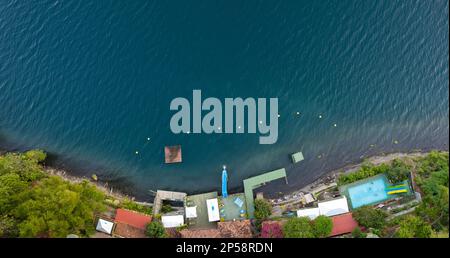 Station à côté ro bleu plage d'eau avec piscine et toboggans aérien vue de dessus de drone Banque D'Images