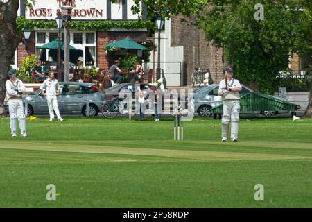 Kew, Angleterre - 19 mai 2007: Match amical de cricket le samedi matin sur le terrain en face du pub "The Rose & Crown" à Kew, près de Londres. Banque D'Images