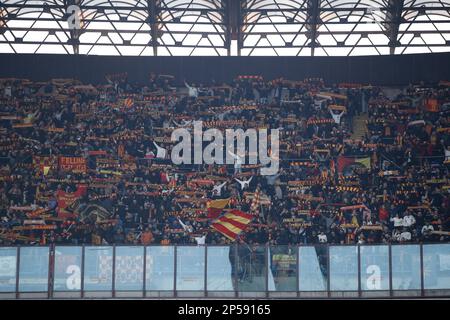 Milan, Italie. 5th mars 2023. Italie, Milan, mars 5 2023: Les supporters de Lecce vague les drapeaux et les bannières de spectacle dans les stands pendant le match de football FC INTER vs LECCE, série A 2022-2023 day25 au stade San Siro (Credit image: © Fabrizio Andrea Bertani/Pacific Press via ZUMA Press Wire) USAGE ÉDITORIAL SEULEMENT! Non destiné À un usage commercial ! Banque D'Images