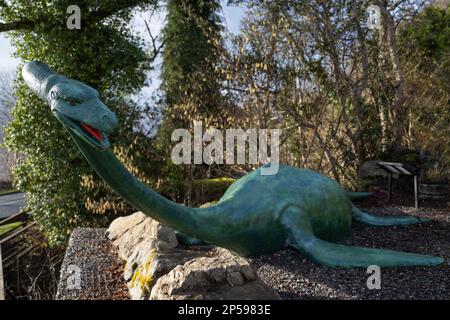 Le monstre du Loch Ness... Nessie... Ou au moins un modèle de la bête au Clansman sur la rive du Loch Ness. Banque D'Images