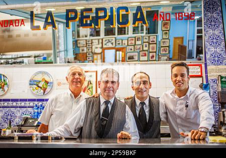 Serveurs. La Pepica,restaurant,6 Passeig Neptú.La plage de La Malvarrosa Valencia, Espagne. Banque D'Images