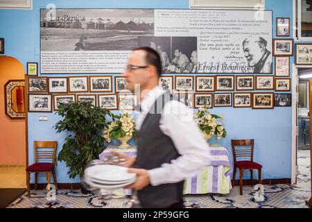 Serveur et détail de la paroi. Dans la Pepica,restaurant,6 Passeig Neptú.La plage de La Malvarrosa Valencia, Espagne. Banque D'Images