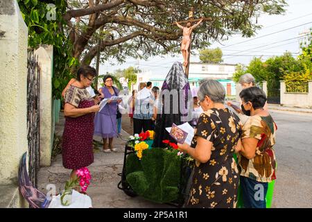 Pour marquer le septième vendredi de Carême, de petits autels d'homme sont établis dans certains des quartiers plus traditionnels de Merida, au Mexique. Ils sont ici pour commémorer la souffrance de la Vierge Marie. Les paroissiens vont de maison en maison avec une statue de la Vierge Marie et une croix avec Jésus, ils prient et chantent des cantiques religieux pour l'occasion Banque D'Images