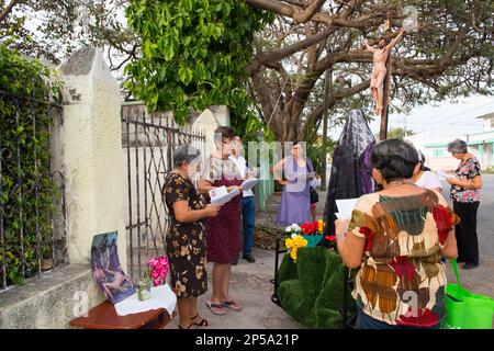 Pour marquer le septième vendredi de Carême, de petits autels d'homme sont établis dans certains des quartiers plus traditionnels de Merida, au Mexique. Ils sont ici pour commémorer la souffrance de la Vierge Marie. Les paroissiens vont de maison en maison avec une statue de la Vierge Marie et une croix avec Jésus, ils prient et chantent des cantiques religieux pour l'occasion Banque D'Images